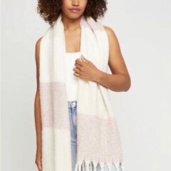 Pink and white scarf - Picture 2 of 3